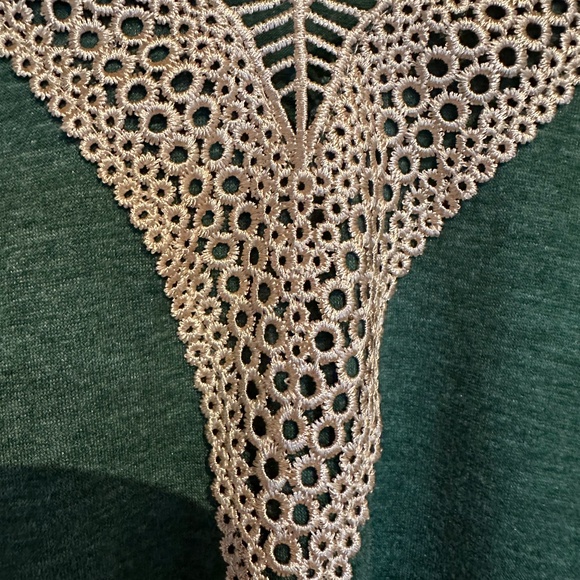 Green V-neck top with embroidered collar - Picture 3 of 8